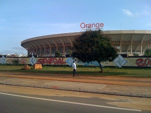 Stade Léopold Sédar Sengho depuis un taxi, Crédit photo: Wikimedia Commons. 